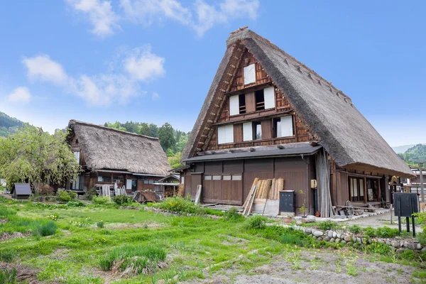 Historisch Japans dorp - Shirakawago in het voorjaar, reizen oriëntatiepunt van Japan — Stockfoto