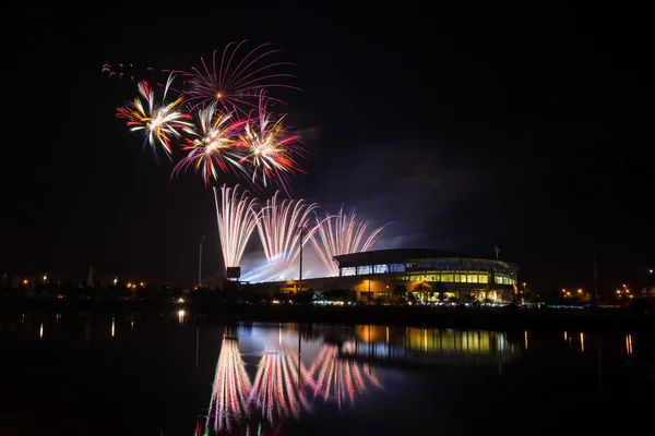 Feu d'artifice sur le stade la nuit — Photo