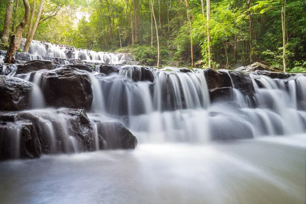 Schöner tiefer Waldwasserfall am sam lan waterfall nationalpark saraburi thailand — Stockfoto