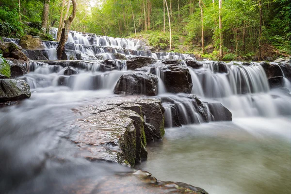 Schöner tiefer Waldwasserfall am sam lan waterfall nationalpark saraburi thailand — Stockfoto