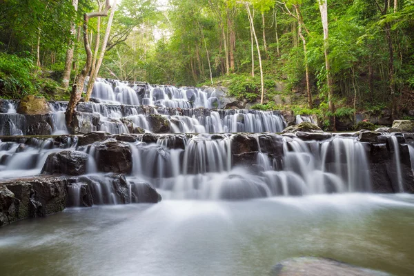 Schöner tiefer Waldwasserfall am sam lan waterfall nationalpark saraburi thailand — Stockfoto