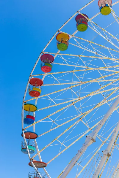 Roda gigante gigante no parque de diversões com fundo azul céu — Fotografia de Stock