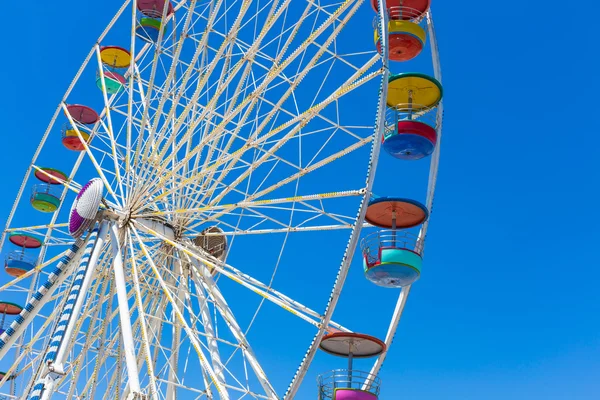 Roue de ferris géante dans le parc d'attractions avec fond bleu ciel — Photo