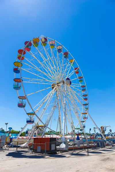 Roue de ferris géante dans le parc d'attractions avec fond bleu ciel — Photo