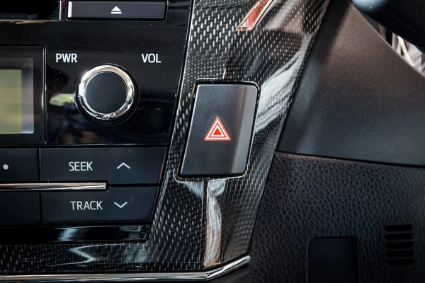 Ελαφρύ κουμπί έκτακτης ανάγκης αυτοκίνητο σε σύγχρονο αυτοκίνητο εσωτερικό λεπτομέρειες — Φωτογραφία Αρχείου