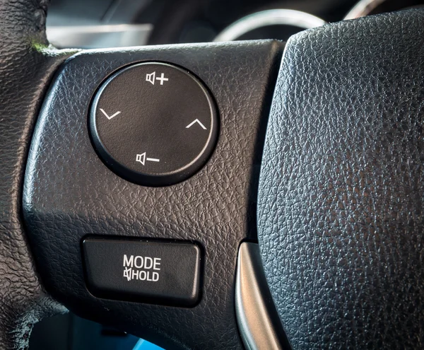 Modern araba ses çok işlevli düğmeler bir direksiyon simidi üzerinde — Stok fotoğraf