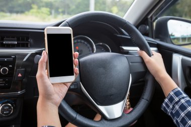 Dokunmatik ekran smartphone ve arabada direksiyon tutan el kullanarak genç kadın sürücü.