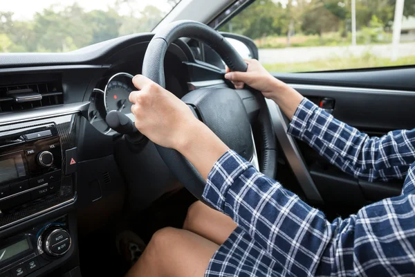 Frau fährt Auto — Stockfoto