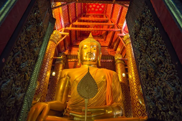 Grande estátua dourada de Buda no templo de Wat Phanan Choeng Worawihan, Ayutthaya, Tailândia, Patrimônio Mundial (Um lugar público onde todos os visitantes ) — Fotografia de Stock