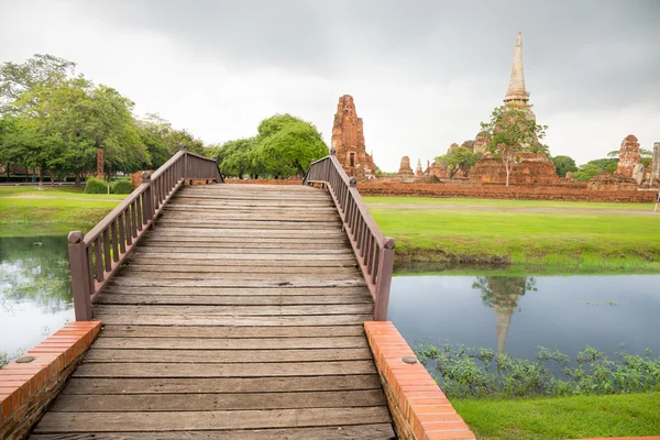 Most v Ayutthaya Wat Mahathat chrám s pozadím historický Park, Thajsko — Stock fotografie