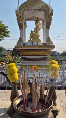 Brahma 'ya sunulan tütsü dumanı ve kadife çiçekleri saygı ve ibadetin işaretidir..