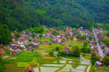 Tarihsel Japon Köyü veya Shirakawago Vadi 'nin ortasında Gifu ili Chubu Bölgesi 1995, Gokayama ile birlikte Dünya Kültür Mirası olarak kaydedildi.