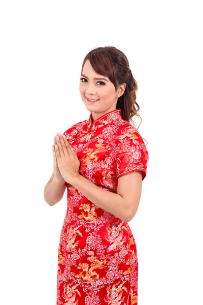 Asiatisches chinesisches Mädchen begrüßt in traditionellem Chinesisch, willkommen, Gast, legt die Handflächen zum Gruß zusammen. thailändisch, chinesisch Neujahr — Stockfoto