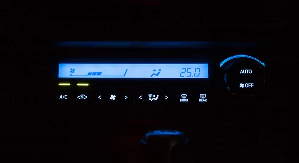 Κοντίσιονερ και αέρα ροή ψηφιακό σύστημα ελέγχου σε ένα αυτοκίνητο νύχτα του χρόνου — Φωτογραφία Αρχείου