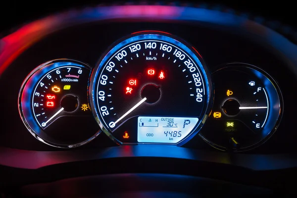 现代汽车仪表仪表板板，在晚上的时间 — 图库照片