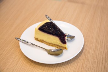 Yaban mersinli Cheesecake ile küçük kaşık