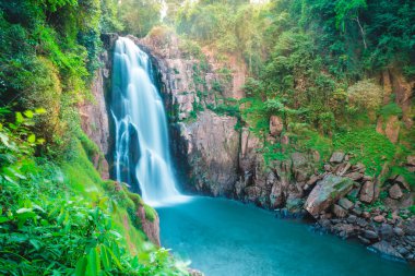 Güzel derin orman şelale, Haew narok şelale, khao yai Milli Parkı, Tayland