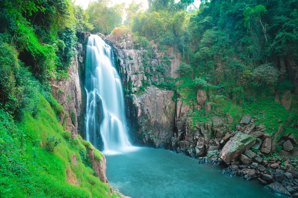 Schöner tiefer Waldwasserfall am haew narok Wasserfall, Khao yai Nationalpark, Thailand — Stockfoto