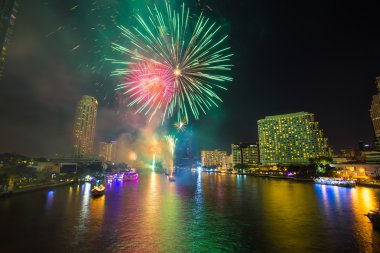 Havai fişek Chao Phraya River geri sayım kutlama parti 2016 Bangkok Tayland