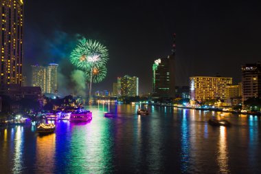 Havai fişek Chao Phraya River geri sayım kutlama parti 2016 Bangkok Tayland