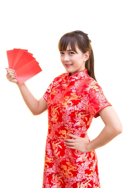 Mutlu Çin yeni yılı, Asyalı kadın gülümseyerek geleneksel cheongsam ve qipao holding kırmızı zarf ang pow veya kırmızı paket para hediye kartı beyaz izole arka plan üzerinde giysi şirin — Stok fotoğraf