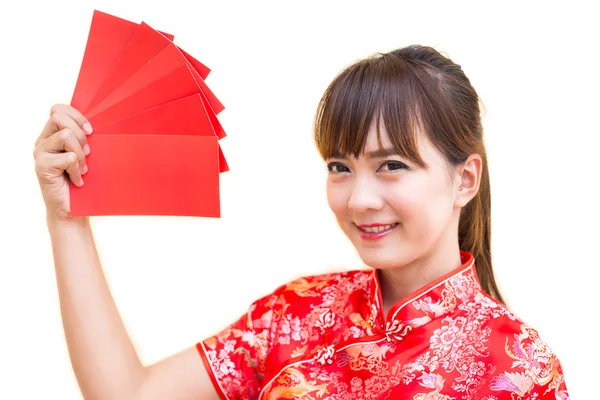 Happy kinesiska nyåret, söt leende asiatisk kvinna klänning traditionella cheongsam och qipao anläggning röda kuvert ang pow eller röda packet monetära presentkort på vit isolerade bakgrund — Stockfoto