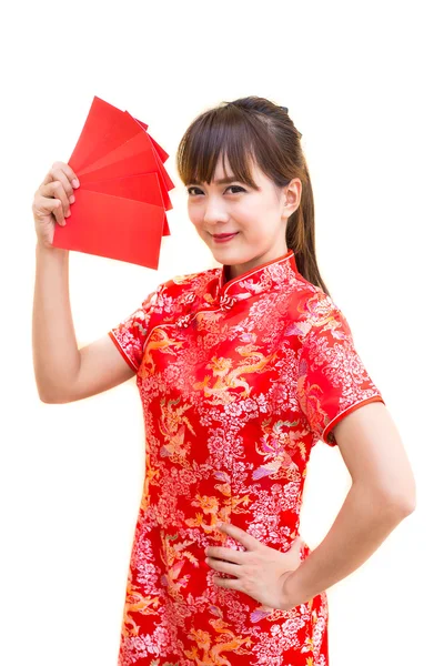 Boldog kínai újév, aranyos, mosolygós ázsiai nő ruha hagyományos cheongsam és qipao üzem piros borítékot ang pow vagy piros csomag monetáris ajándék kártyát elszigetelt fehér alapon — Stock Fotó