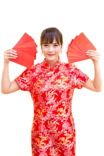 Feliz ano novo chinês, bonito sorrindo mulher asiática vestido tradicional cheongsam e qipao segurando envelopes vermelhos ang pow ou pacote vermelho cartão de presente monetário no fundo isolado branco — Fotografia de Stock