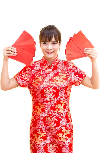Boldog kínai újév, aranyos, mosolygós ázsiai nő ruha hagyományos cheongsam és qipao üzem piros borítékot ang pow vagy piros csomag monetáris ajándék kártyát elszigetelt fehér alapon — Stock Fotó