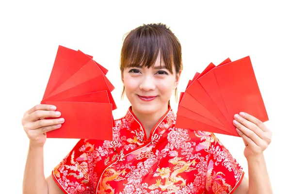 Feliz ano novo chinês, bonito sorrindo mulher asiática vestido tradicional cheongsam e qipao segurando envelopes vermelhos ang pow ou pacote vermelho cartão de presente monetário no fundo isolado branco — Fotografia de Stock