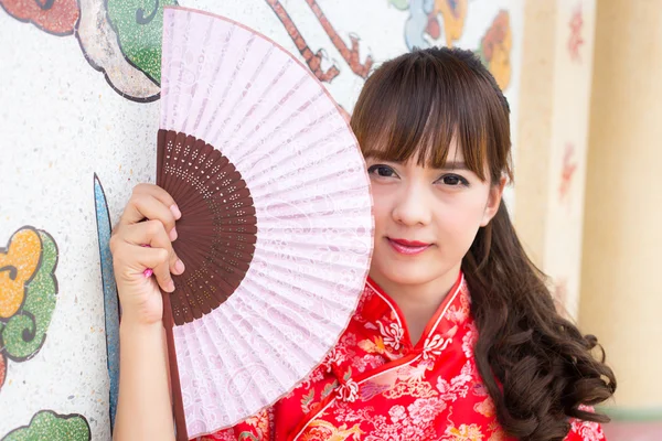 Bella donna asiatica indossa tradizionale Cheongsam sul modello cinese sfondo tradizionale — Foto Stock