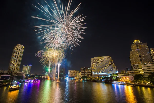 Fuegos artificiales en el río Chao Phraya en la fiesta de celebración de la cuenta regresiva 2016 Bangkok Tailandia — Foto de Stock