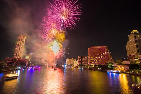 Feu d'artifice à Chao Phraya River dans la fête de célébration compte à rebours 2016 Bangkok Thaïlande — Photo