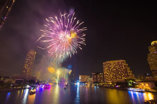 Fuegos artificiales en el río Chao Phraya en la fiesta de celebración de la cuenta regresiva 2016 Bangkok Tailandia — Foto de Stock