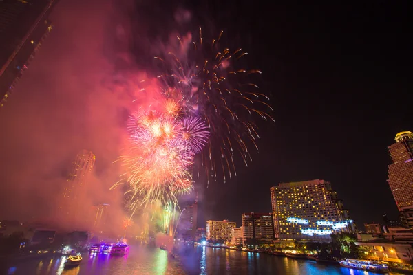 Fuegos artificiales con humo en el río Chao Phraya en la fiesta de celebración de la cuenta regresiva 2016 Bangkok Tailandia — Foto de Stock