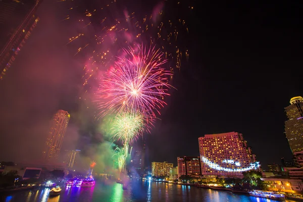 Fuegos artificiales con humo en el río Chao Phraya en la fiesta de celebración de la cuenta regresiva 2016 Bangkok Tailandia — Foto de Stock