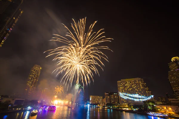 Firework at Chao Phraya River in countdown celebration party 2016 Bangkok Thailand — Stock Photo, Image