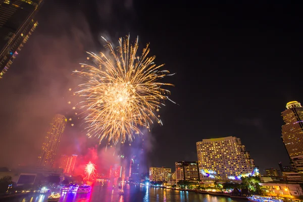 Fuegos artificiales en el río Chao Phraya en la fiesta de celebración de la cuenta regresiva 2016 Bangkok Tailandia — Foto de Stock