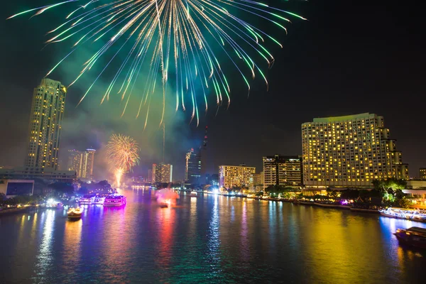 Fuegos artificiales con humo en el río Chao Phraya en la fiesta de celebración de la cuenta regresiva 2016 Bangkok Tailandia — Foto de Stock