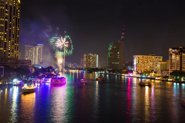 Fuegos artificiales en el río Chao Phraya en la fiesta de celebración de la cuenta regresiva 2016 Bangkok Tailandia — Foto de Stock