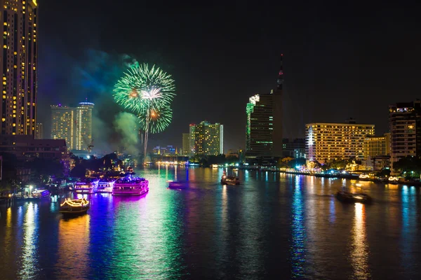 Fuegos artificiales en el río Chao Phraya en la fiesta de celebración de la cuenta regresiva 2016 Bangkok Tailandia — Foto de Stock