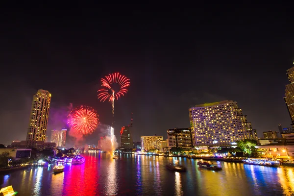 Fuegos artificiales en el río Chao Phraya en la fiesta de celebración de la cuenta regresiva 2016 Bangkok Tailandia — Foto de Stock