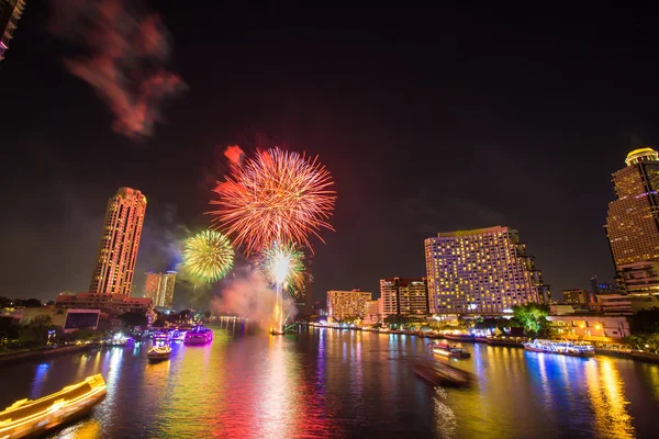 Fuegos artificiales en el río Chao Phraya en la fiesta de celebración de la cuenta regresiva 2016 Bangkok Tailandia — Foto de Stock