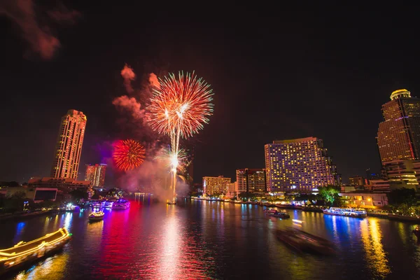 Fuegos artificiales en el río Chao Phraya en la fiesta de celebración de la cuenta regresiva 2016 Bangkok Tailandia — Foto de Stock