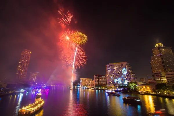 Fuegos artificiales con humo en el río Chao Phraya en la fiesta de celebración de la cuenta regresiva 2016 Bangkok Tailandia — Foto de Stock