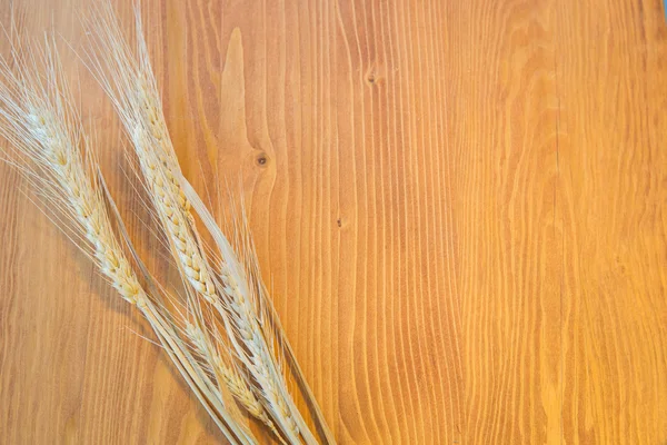 Ячмень рис на деревянном фоне — стоковое фото