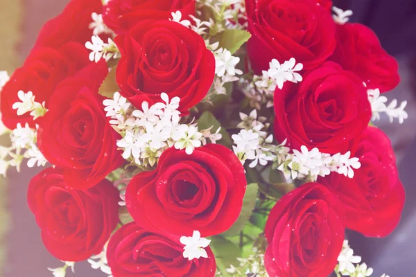 Czerwone róże z kwiatów sztucznych i białe kwiaty w wazon — Zdjęcie stockowe