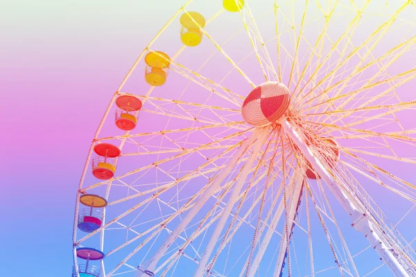 Roue de ferris géante dans le parc d'attractions avec fond bleu ciel — Photo