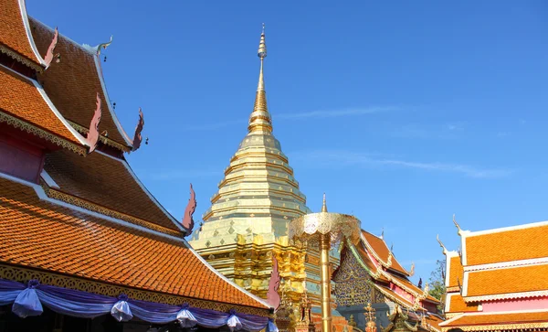 Wat Phra That Doi Suthep no céu azul é o destino turístico popular de Chiang Mai, Tailândia — Fotografia de Stock