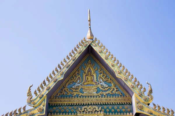 Telhado gable templo budista em estilo tailandês foco símbolo de Buda — Fotografia de Stock